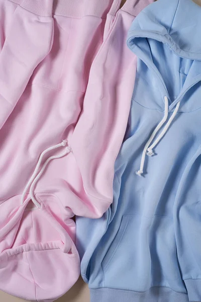 Vue du dessus de deux sweat à capuche en coton blanc pastel bleu pâle et rose. Modèle de modèle — Photo