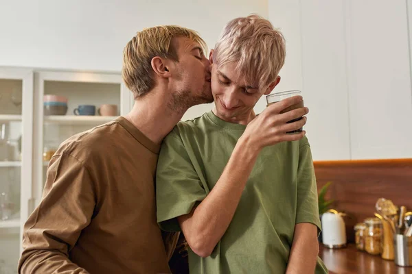 Sorridente giovane caucasico gay coppia baci e abbracci — Foto Stock