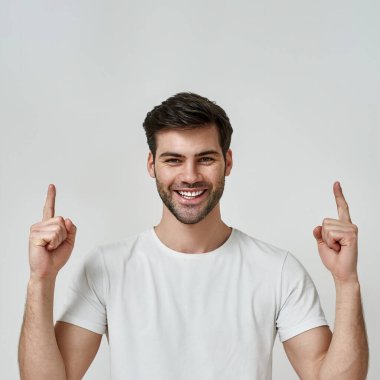 Tişört giyen adam başparmağını kaldırıyor.