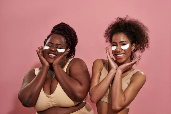 Coppia di giovani donne africane che indossano top beige — Foto Stock