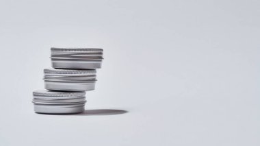 Etiketsiz küçük kutularda yüz bakımı kremi