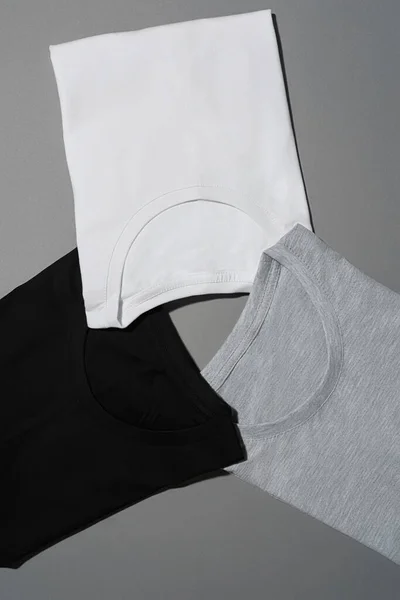 Coleção de três camisetas monocromáticas de algodão preto, branco e cinza — Fotografia de Stock
