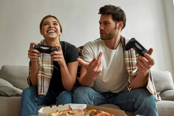 Imagem de um jovem casal em auto-isolamento tendo uma competição de consolas — Fotografia de Stock