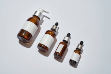 Günlük bakım terapisi için kozmetoloji şişeleri