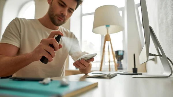 Foto di un giovane caucasico che prepara il suo home-office per il lavoro — Foto Stock