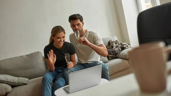 Imagen de una pareja teniendo una conversación informal en línea —  Fotos de Stock