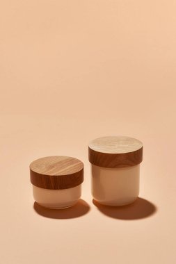 Tahta kapaklı organik krema kutuları.