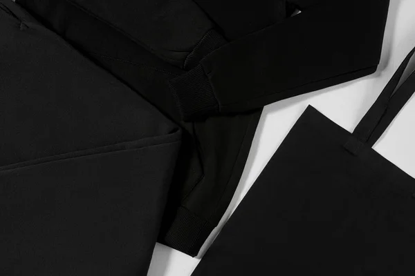 Preto com capuz, calças e eco saco isolado no fundo branco — Fotografia de Stock