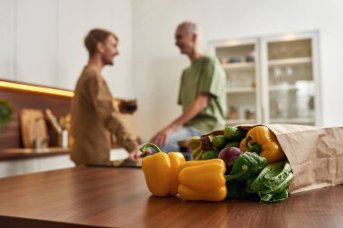 Mutfak masasında taze bakkaliye paketi.