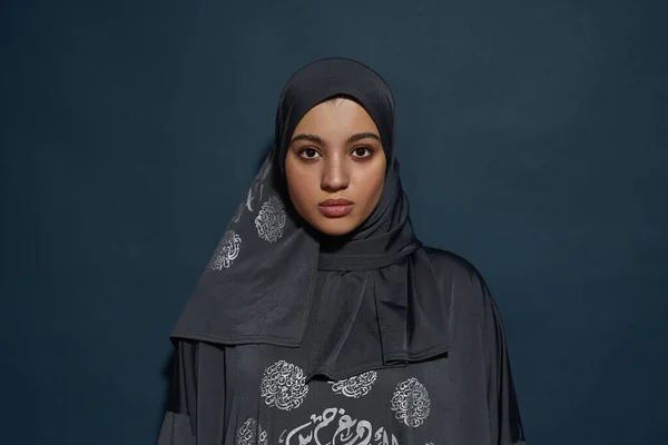 Ritratto di giovane araba vestita in hijab tradizionale — Foto Stock