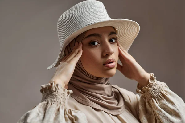 Πορτρέτο της σύγχρονης αραβικής γυναίκας σε μαντίλα και καπέλο — Φωτογραφία Αρχείου