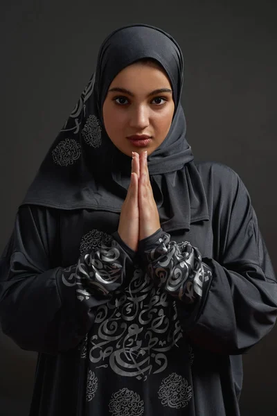 用传统头巾为阿拉伯女孩祈祷 — 图库照片