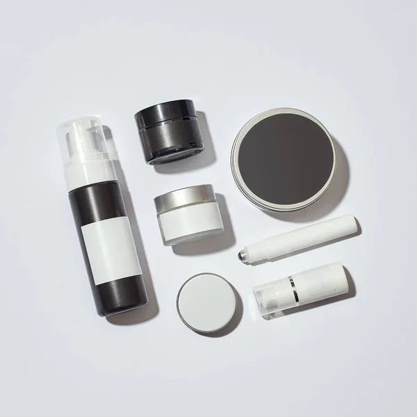 Bidons cosmétiques pour soins de la peau sur fond blanc — Photo