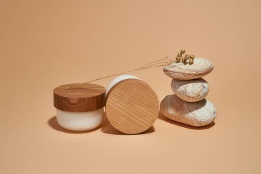 Taşların yanındaki küçük şişelerde organik cilt kremi.