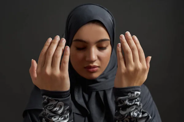 Селективный акцент на голые руки молодой арабской женщины — стоковое фото