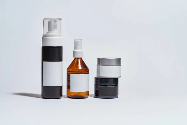 Différents types de maquettes de bouteilles cosmétologiques — Photo