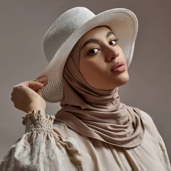 Μοντέρνο κορίτσι από την Αραβία με μαντίλα και καπέλο. — Φωτογραφία Αρχείου