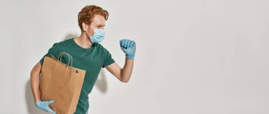 Kafkasyalı genç kurye posta paketini tutuyor