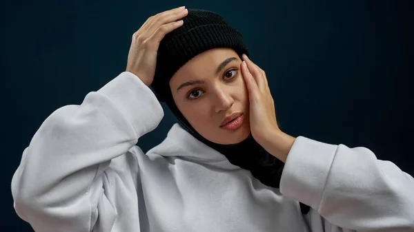 Porträtt av ung arabiska flicka med händer nära ansiktet — Stockfoto