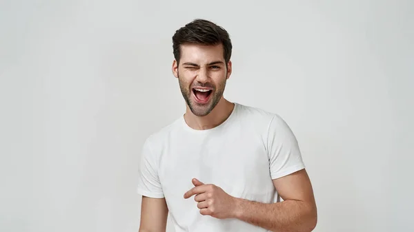 하얀 티셔츠에 윙크하는 행복 한 수염을 가진 젊은이 — 스톡 사진