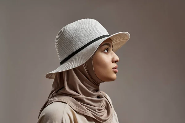 Προφίλ νεαρής Αραβίδας με μαντίλα και καπέλο — Φωτογραφία Αρχείου