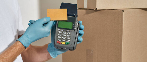 Deliveryman makes payment with pay pass on remote terminal