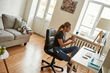 Genç bir kadın internet üzerinden konuşuyor, uzaktan çalışıyor.