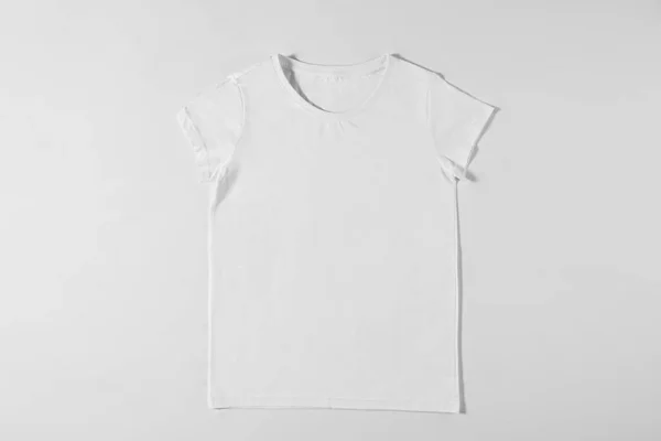 Podstawowa biała koszulka odizolowana na białym tle — Zdjęcie stockowe