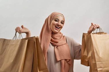 Alışverişten sonra tesettürde gülümseyen Arap kız.