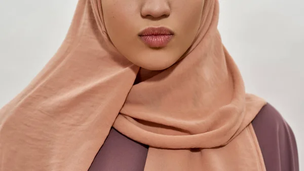 Νεαρή αραβίδα με λαιμό και χείλη με χιτζάμπ — Φωτογραφία Αρχείου