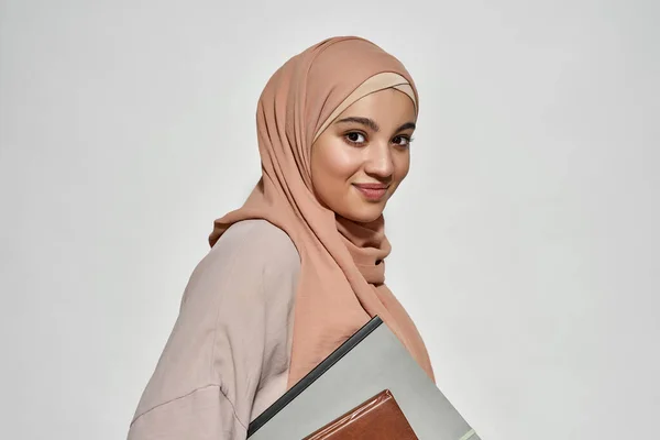 Χαμογελώντας νεαρή αραβική επιχειρηματίας σε μαντίλα με σημειωματάριο — Φωτογραφία Αρχείου