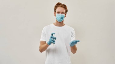 Genç kızıl saçlı teslimatçı sprey dezenfektan kullanıyor. 