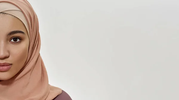Ritratto di giovane donna araba carina in hijab tradizionale — Foto Stock