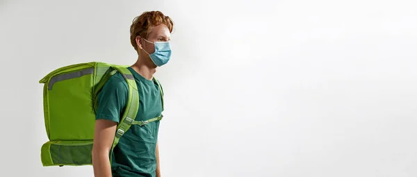 Joven mensajero caucásico en máscara con bolsa de refrigerador — Foto de Stock