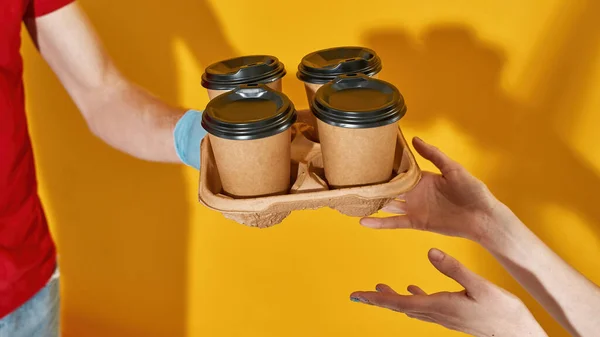 送货员戴防护手套，送咖啡杯 — 图库照片