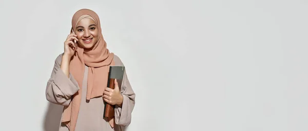 Felice ragazza araba in hijab parlando su smartphone — Foto Stock