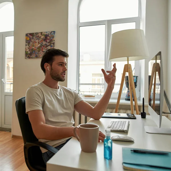 Joven está teniendo una videollamada del trabajo, discutiendo el proyecto — Foto de Stock