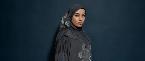 Giovane ragazza araba in hijab posa lateralmente — Foto Stock