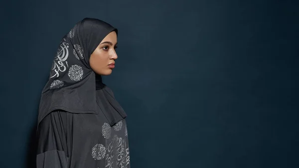 Profilo di arabian girl in hijab looking to side — Foto Stock