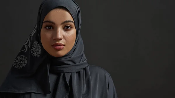 Porträtt av unga arabiska flicka bär traditionell hijab — Stockfoto