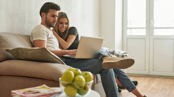 Casal jovem procura algo na internet — Fotografia de Stock