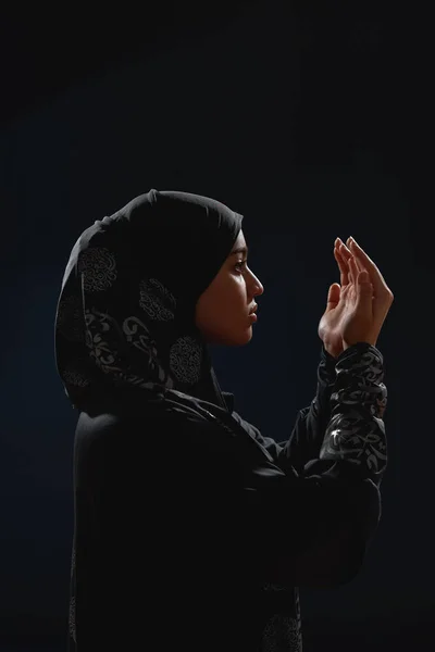 年轻的阿拉伯女人头戴头巾，看着张开的手掌 — 图库照片