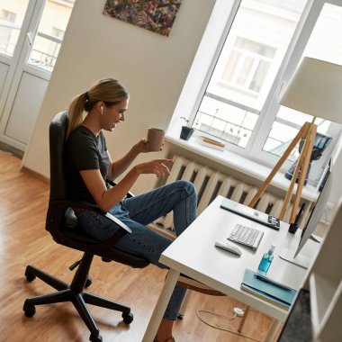 Çevrimiçi konuşarak iş detaylarını tartışan genç kadın