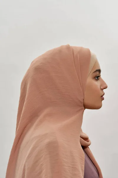 Profilo di giovane donna araba in hijab tradizionale — Foto Stock