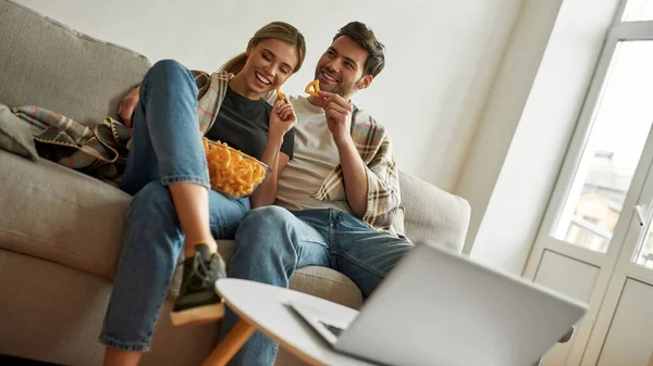 Imagen de una joven pareja viendo comedias en casa —  Fotos de Stock