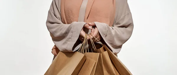 Bolsas de compras de papel en manos de una joven árabe — Foto de Stock