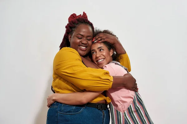 Per le donne africane sono belle abbracciarsi e sorridere sinceramente — Foto Stock