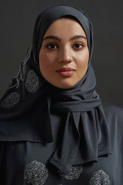 Geleneksel tesettürlü genç Arap kadın portresi