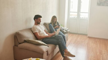 Çiftin kanepede vakit geçirmesini tepeden izle
