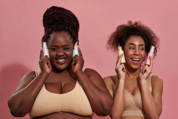 两名非洲女性朋友为新的护理产品做广告 — 图库照片